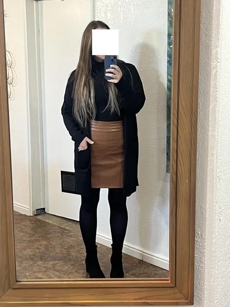 Edgy Faux Leather Mini Skirt for Winter Concert Nights