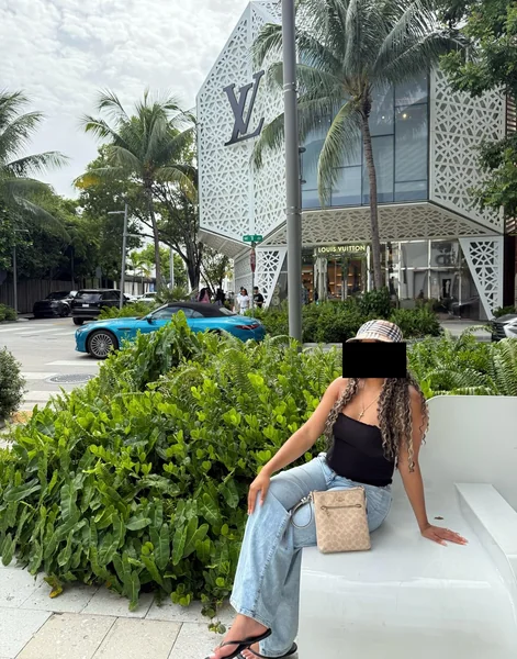 High-Waisted Wide-Leg Jeans – Trendy Pant