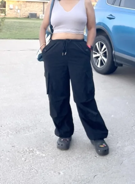 Y2K Cargo Pant Outfit – Trendy Low-Waist Street Style Look