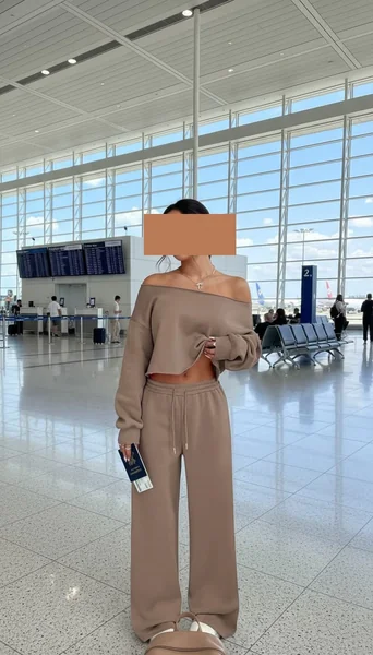 Chic Off-Shoulder Wide-Leg Sweatsuit – Comfortable Travel Outfit for Women