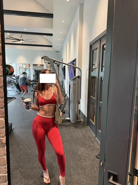 Trendy 2-Piece Gym Outfit – Seamless Sports Bra Scrunch Butt Leggings