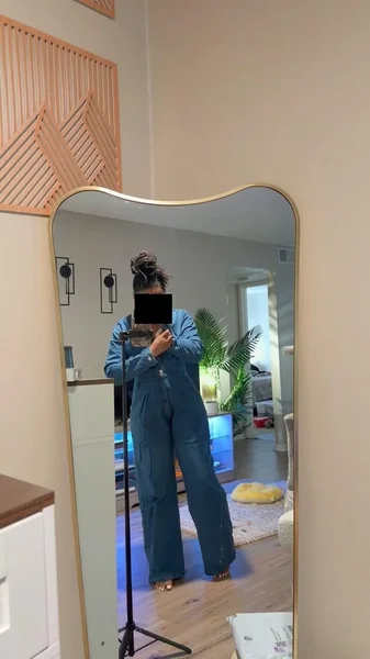 Chic Winter Denim Jumpsuit: Long Sleeve Wide-Leg Jeans Look