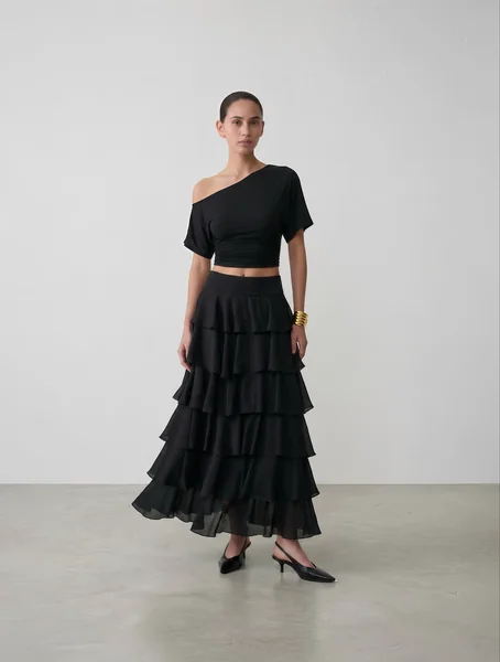 Elegant Black Tiered Long Skirt Look