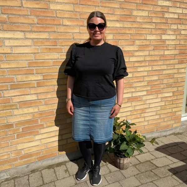Knee-Length Blue Denim Skirt with Puff-Sleeve Top and Tights