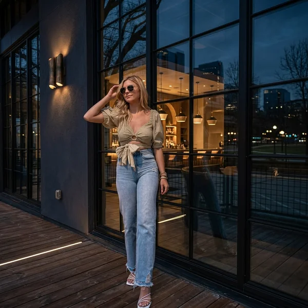 Puff-Sleeve O-Ring Crop Top with High-Waisted Jeans