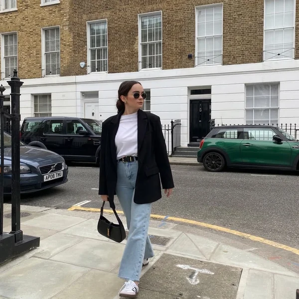 Oversized Blazer and Light-Wash Jeans with Sambas