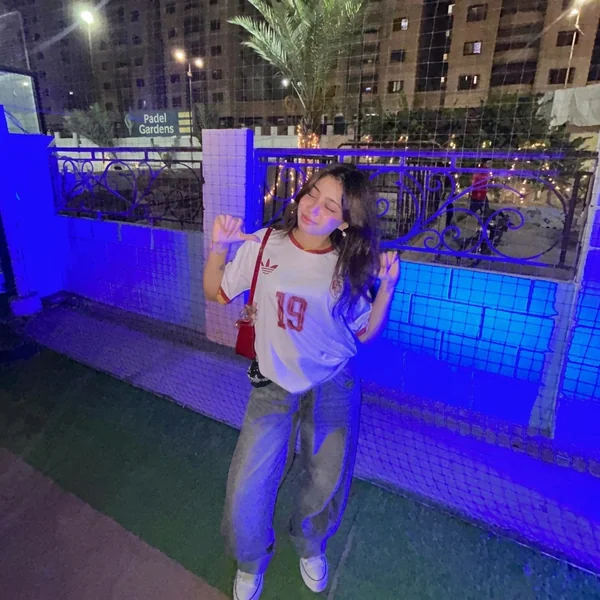 Oversized Retro Jersey & Relaxed Denim